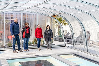 Überlaufbecken mit Treppe und Sitzbank