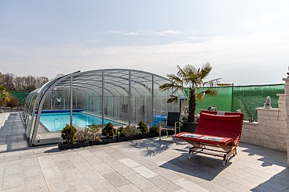 Schwimmbad mit Ruheliege für 2 Personen