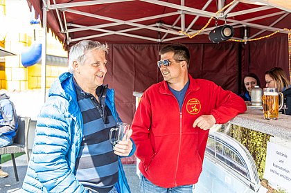 Gemeinsames Bier an unserer Bar