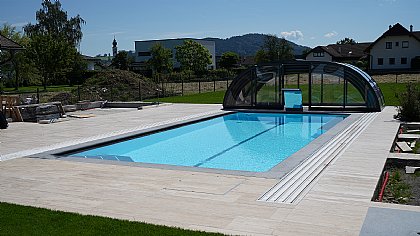 Überlaufbecken mit Sitzbank