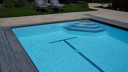 Überlaufbecken mit Ecktreppe