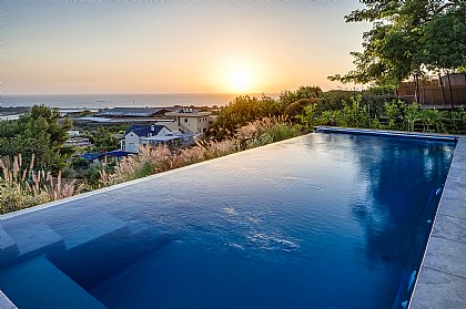 Compass-Pool mit Überlauf