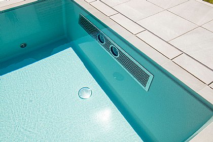 Compass-Pool mit einer Turbine