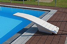 Überlaufbecken mit einem Sprugbrett
