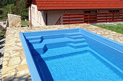 Keramikpool Solaris 550 Treppe und Sitzbank