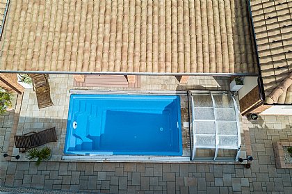 Keramikpool Solaris 550 mit Schwimmbadüberdachung