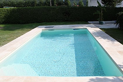 Schwimmbad mit zwei Skimmer