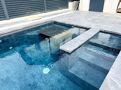 Überlaufbecken mit externer Treppe