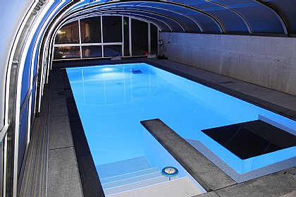 Überlaufbecken bei Nacht