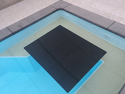 Überlaufbecken mit Sitzbank und Tisch