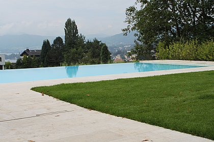Infinity-Pool mit Überlauf an der langen Seite