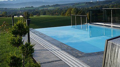 Infinity-Pool mit Überdachung-Corona