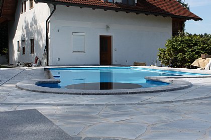 Überlaufbecken mit Rundem Tisch