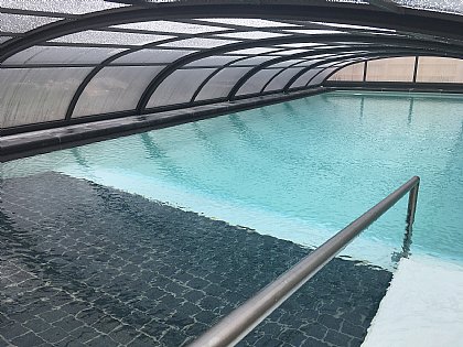 Überlaufbecken mit Strandeingang und Überdachung