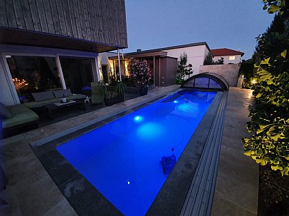 Schwimmkanal bei Nacht