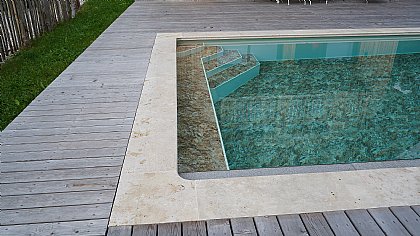 Überlaufpool mit Treppe und Sitzbank