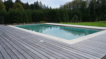 Überlaufpool mit Poolumrandung aus Travatin