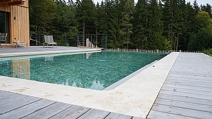 Überlaufpool mit Poolumrandung aus Travatin