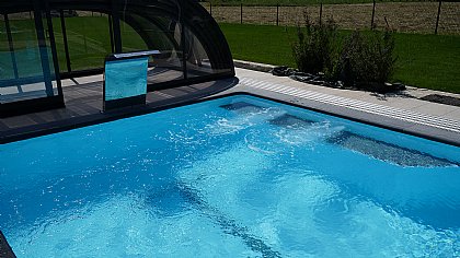 Überlaufbecken mit Massagedüsen