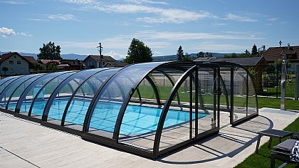 Schwimmbadüberdachung mit Seitlichen Einstieg