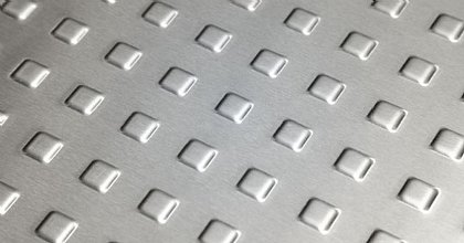 Edelstahl-Überlauf-Pool mit genoppter Treppe und Boden