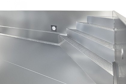 Edelstahl-Überlauf-Pool mit genoppten Boden und Treppe