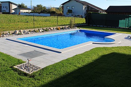 Skimmerbecken mit Granit Poolumrandung G-603