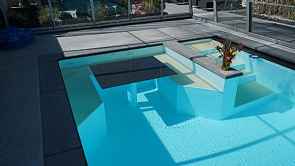 Überlaufbecken mit Tisch aus G654