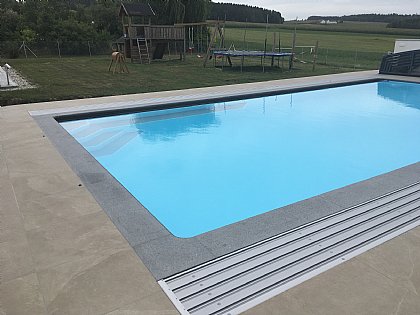 Poolumrandung und überlauf aus G654