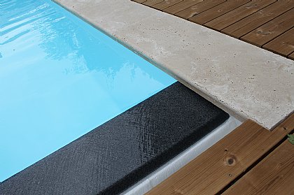 Poolumrandung mit Travertin mit Rundstab