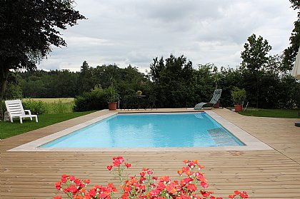 Poolumrandung mit Travertin