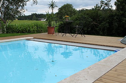 Poolumrandung mit Travertin und Überlaufstein aus G-654