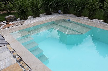 Poolumrandung mit Keramikplatten