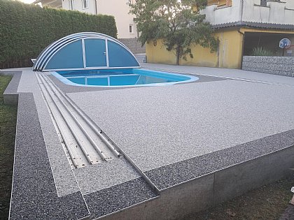 Steinteppich mit versenkter Schienen Führung