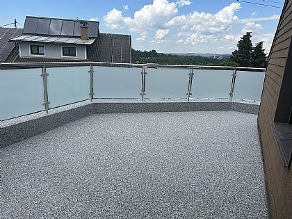 Steinteppich in Hellgrau auf der Terrasse