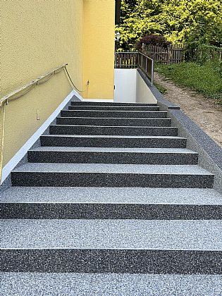 Treppe mit Steinteppich