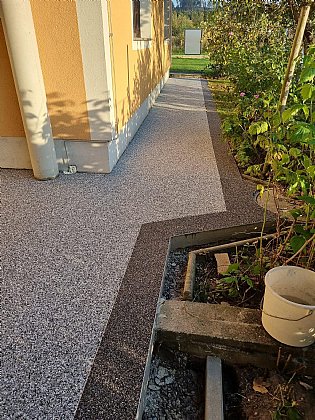 Gehweg mit Steinteppich Hellgrau-Braun