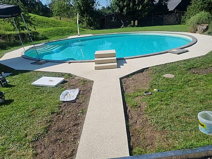 Steinteppich bei einem Rundbecken