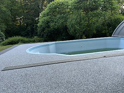 Steinteppich bei einem Skimmerbecken