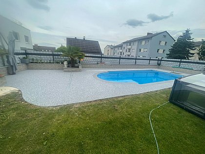 Liegefläche mit Hellgrauen Steinteppich