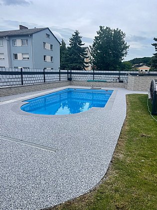 Skimmerbecken mit Steinteppich Saniert