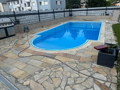 Skimmerbecken mit Naturstein Gelber Quarzit