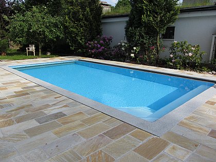 Poolumrandung in G-603 Flächenplatten aus Gelben Quarzit