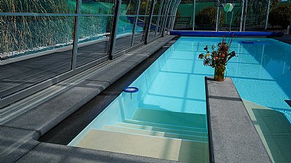 Poolumrandung und Überlaufstein in G-654 Granit