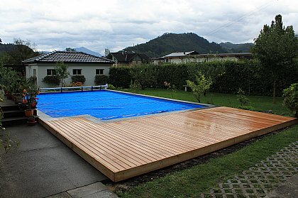 Skimmerbecken mit Solarplane zugedeckt