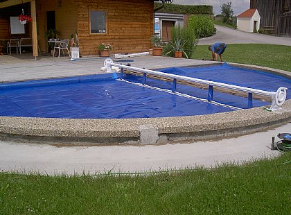 Solarplane für Überlaufbecken der Form anpassbar