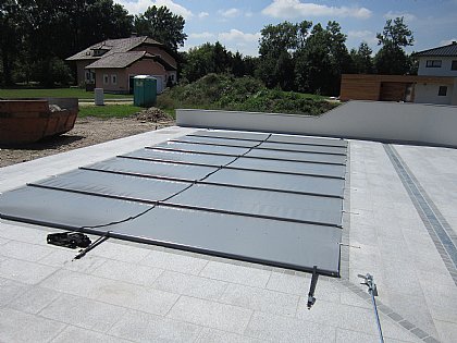 Kindersichere Rollabdeckung Farbe Grau