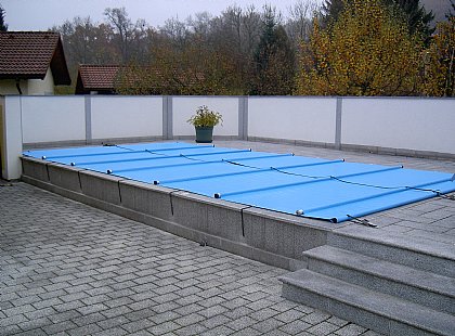 Kindersichere Rollabdeckung in Blau