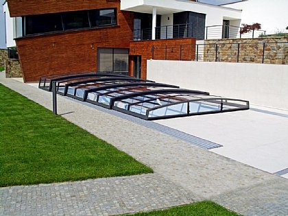 Schwimmbadüberdachung Corona mit Schienenverlängerung