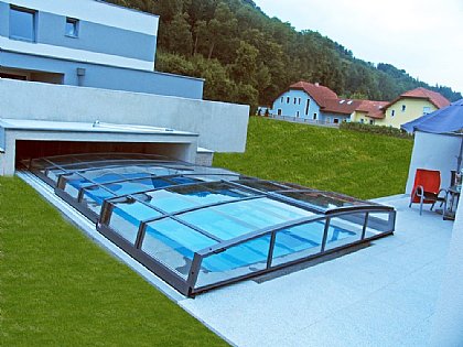 Schwimmbadüberdachung Farbe Anthrazit